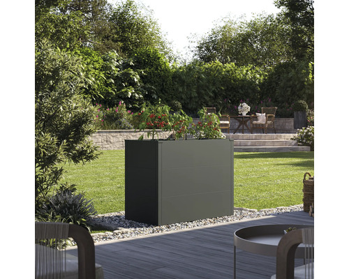 Hohes Pflanzgefäß im Garten mit Pflanzen