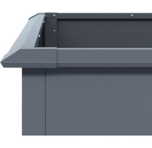 Detailansicht eines grauen Pflanzkastens