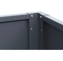 Detailansicht einer Metallkonstruktion mit Schrauben