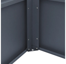 Detailansicht eines Metallhochbeets mit Schrauben an den Eckverbindungen.