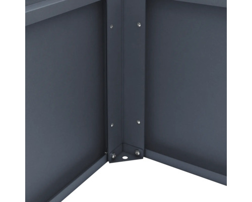 Detailansicht eines Metallhochbeets mit Schrauben an den Eckverbindungen.