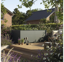 Gartenszene mit Hochbeet, Holzterrasse und Gartenmöbeln