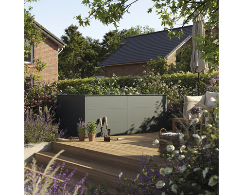 Gartenszene mit Hochbeet, Holzterrasse und Gartenmöbeln