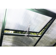Geöffnetes Fenster eines Gewächshauses mit transparenten Polycarbonatplatten