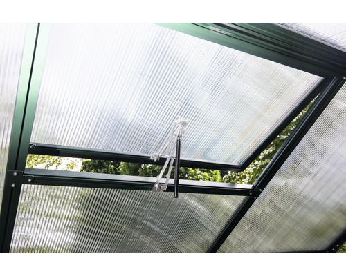 Geöffnetes Fenster eines Gewächshauses mit transparenten Polycarbonatplatten