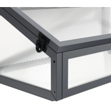 Nahaufnahme eines Frühbeetkastens mit Polycarbonatplatten und Rahmen