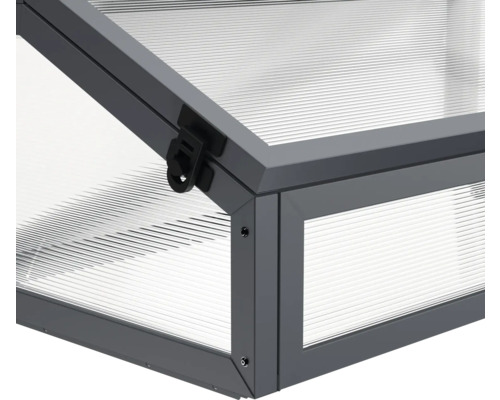 Nahaufnahme eines Frühbeetkastens mit Polycarbonatplatten und Rahmen