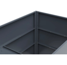 Detailansicht eines Hochbeets aus Metall mit Schrauben