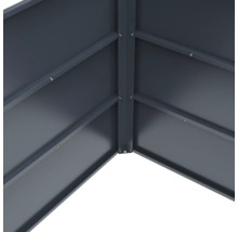 Eckdetail eines Metallgerätehauses mit Schrauben