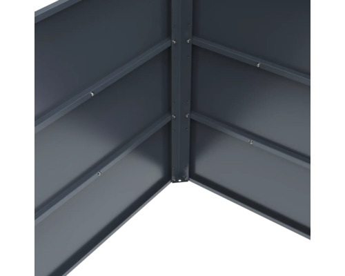 Eckdetail eines Metallgerätehauses mit Schrauben