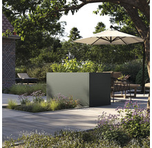 Gartenszene mit Hochbeet auf einer Holzterrasse unter einem Sonnenschirm