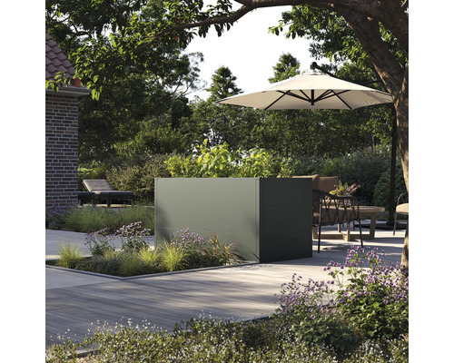 Gartenszene mit Hochbeet auf einer Holzterrasse unter einem Sonnenschirm