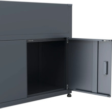 Grauer Werkzeugschrank mit offener Tür für die Werkstatt