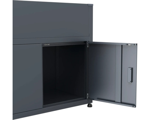 Grauer Werkzeugschrank mit offener Tür für die Werkstatt