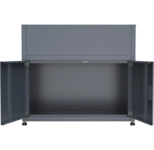 Grauer Metallschrank mit geöffneten Türen.