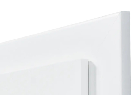 Detailansicht einer weißen Innentür mit Rahmen