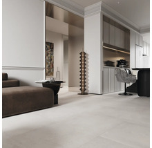 Innenraum mit Sofa, Tisch, Stehlampe und Küchenzeile