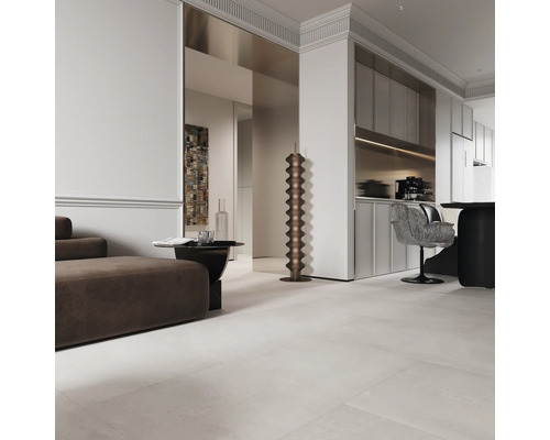 Innenraum mit Sofa, Tisch, Stehlampe und Küchenzeile