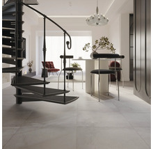 Innenraum mit Wendeltreppe, Esstisch und Stühlen