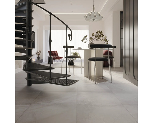 Innenraum mit Wendeltreppe, Esstisch und Stühlen