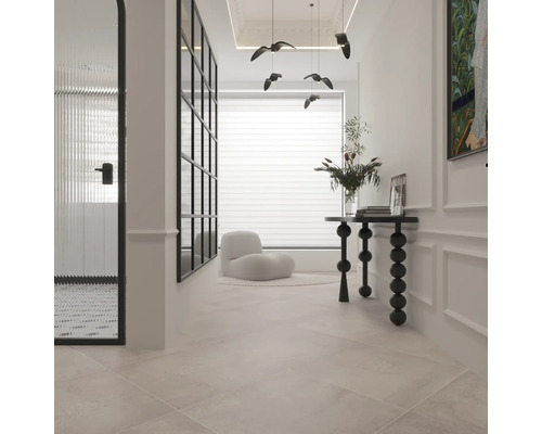 Heller Flur mit Sitzgelegenheit, Tisch und dekorativer Beleuchtung