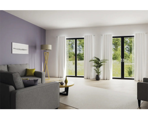 Helles Wohnzimmer mit Sofa, Stehlampe und großen Fenstern mit Vorhängen