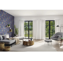 Modernes Wohnzimmer mit Sofa, Sessel, Couchtisch und floraler Tapete