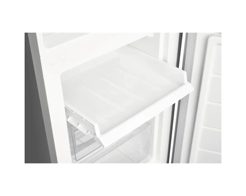 Innenraum eines Kühlschranks mit einer Ablage