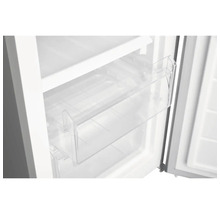 Innenansicht eines Kühlschranks mit durchsichtiger Schublade