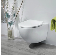 Wandhängendes WC mit WC-Sitz in einem hellen Badezimmer.