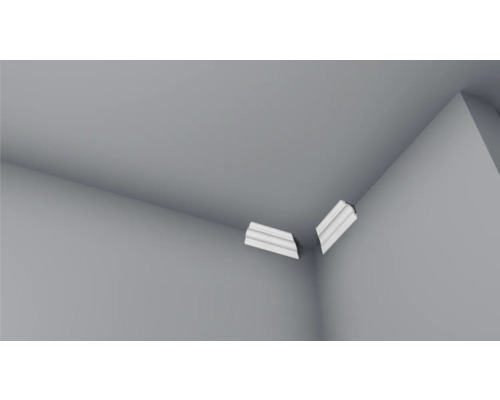 Zwei Zierleistenstücke in einer Ecke