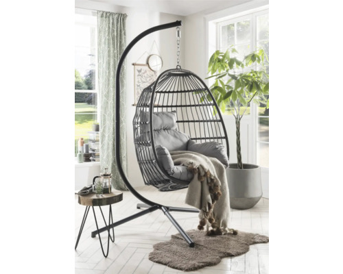 Hängesessel mit Korb, Kissen und Ständer im Wohnzimmer