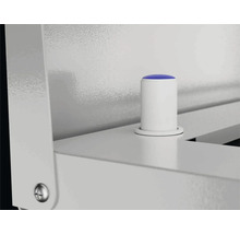 Detailansicht eines Metallmöbels mit Verriegelungsmechanismus