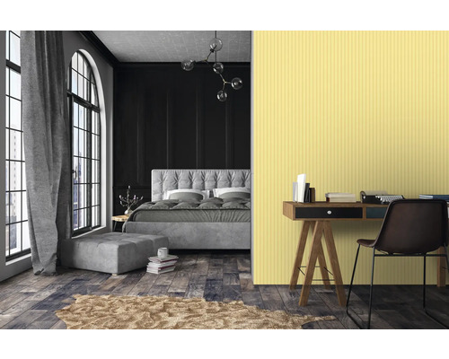 Schlafzimmer mit Bett, Schreibtisch und Dekoration