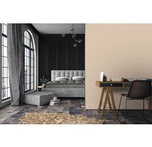Schlafzimmer mit Bett, Schreibtisch und Dekor