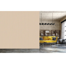 Wohnzimmer mit Wandpaneelen, Sofa und Regal