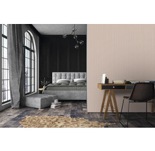 Schlafzimmer mit Bett, Schreibtisch und Fenster für eine helle und organisierte Atmosphäre.