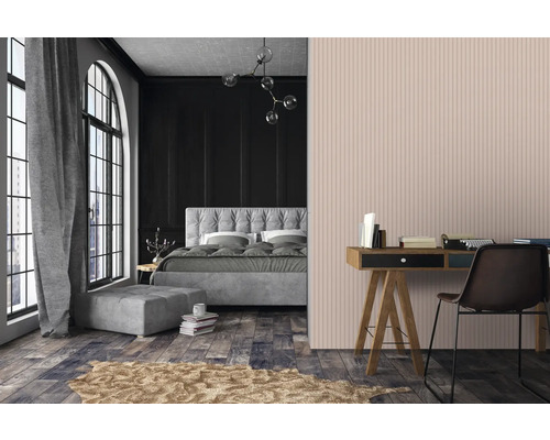 Schlafzimmer mit Bett, Schreibtisch und Fenster für eine helle und organisierte Atmosphäre.