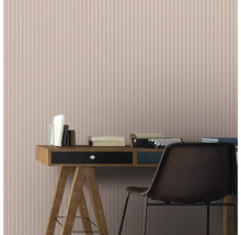 Büro mit Schreibtisch, Stuhl, Bücher und gestreifter Tapete