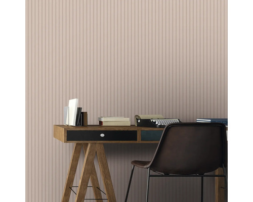 Büro mit Schreibtisch, Stuhl, Bücher und gestreifter Tapete