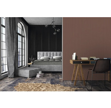 Schlafzimmer mit Bett, Schreibtisch und Wandverkleidung für ein elegantes Ambiente