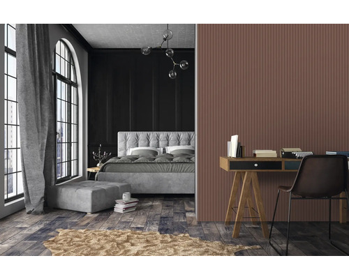 Schlafzimmer mit Bett, Schreibtisch und Wandverkleidung für ein elegantes Ambiente