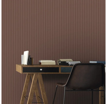 Stilvolles Arbeitszimmer mit Wandverkleidung, Schreibtisch und Bürostuhl.