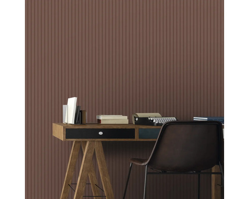 Stilvolles Arbeitszimmer mit Wandverkleidung, Schreibtisch und Bürostuhl.