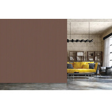 Braune Wandpaneele in einem Wohnzimmer mit gelbem Sofa und Bücherregal