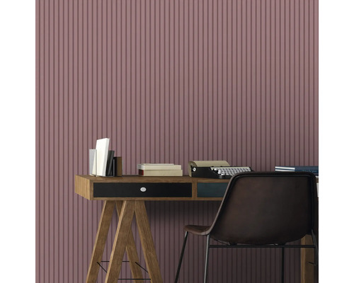 Büro mit Schreibtisch, Stuhl und gerillter Tapete