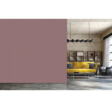 Wohnzimmer mit geriffelten Wandpaneelen und gelbem Sofa