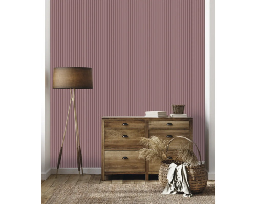 Zimmeransicht mit geriffelter Tapete, Kommode, Lampe und Teppich