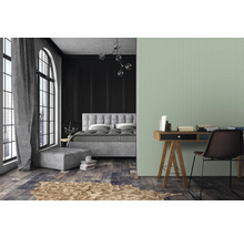 Schlafzimmer mit Bett, Fenster und Schreibtisch