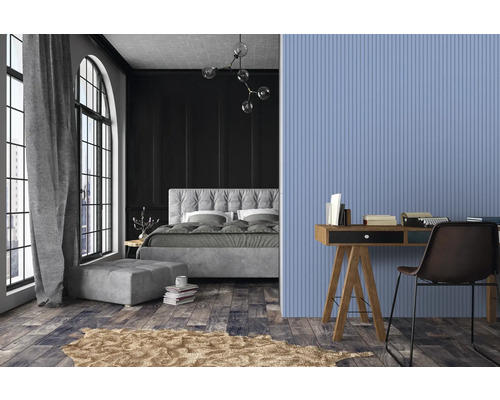 Schlafzimmer mit Bett, Schreibtisch, Stuhl und Dekor